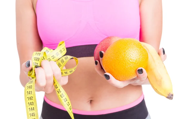 Primo piano della donna con frutta e nastro adesivo — Foto Stock