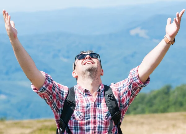 Backpacker sentindo-se feliz e vitorioso na montanha — Fotografia de Stock