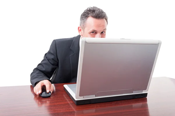 Mannelijke ondernemer werken op zijn computer — Stockfoto