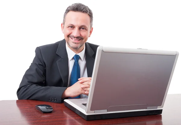 Säker affärsman står framför sin dator — Stockfoto