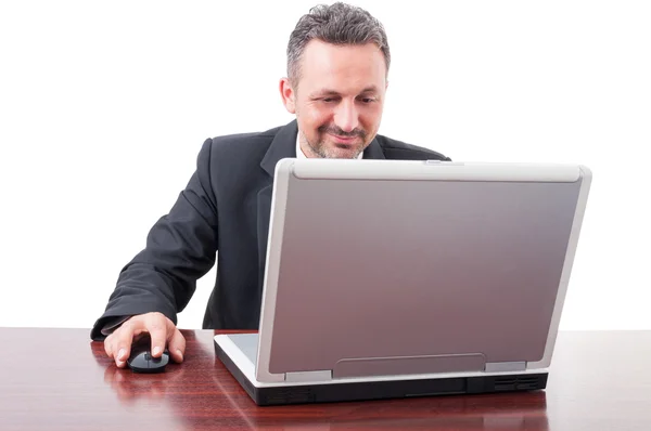 Hombre de negocios guapo que trabaja con el ordenador portátil en la oficina — Foto de Stock
