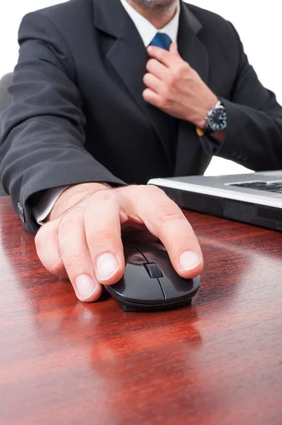 Geschäftsmann im eleganten Anzug mit Maus in Nahaufnahme — Stockfoto