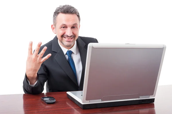 Diretor amigável no escritório mostrando quatro dedos — Fotografia de Stock