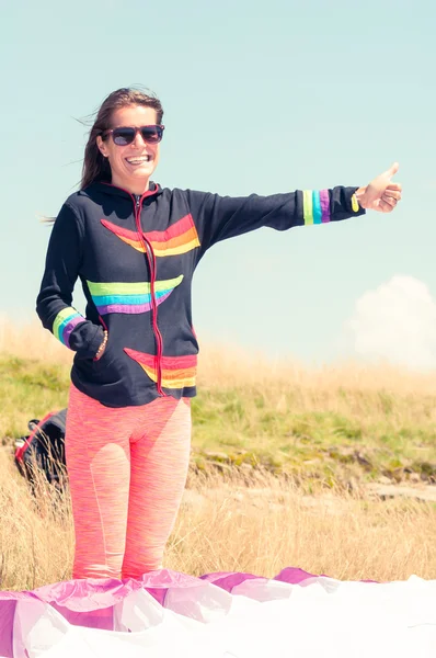 Šťastná dívka stopování gesto pro paragliding — Stock fotografie
