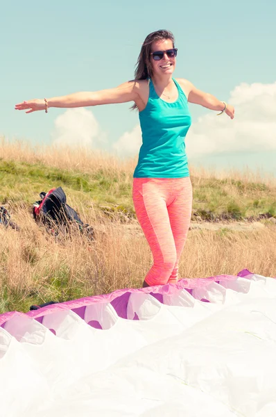 Mulher feliz pronto para decolar com um parapente — Fotografia de Stock