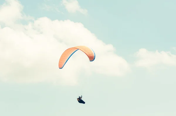 Een paraglider op een zomer blauwe hemel — Stockfoto