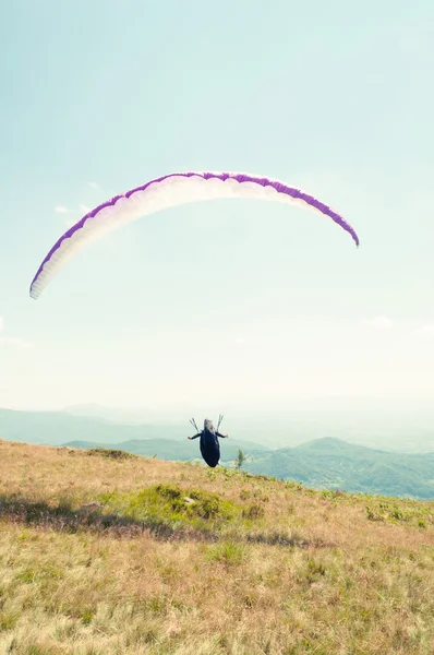 Man paraglider preparing to take off — Stock Photo, Image