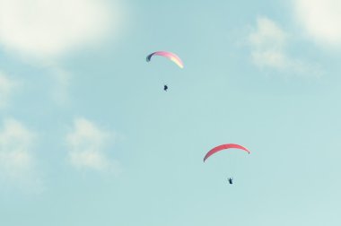 Güneş ışığında gökyüzünde iki Yamaçparaşütü