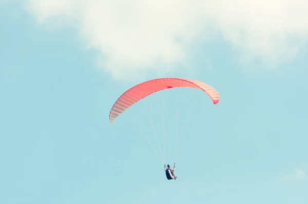 Paraglider opvliegende met rode vleugel — Stockfoto