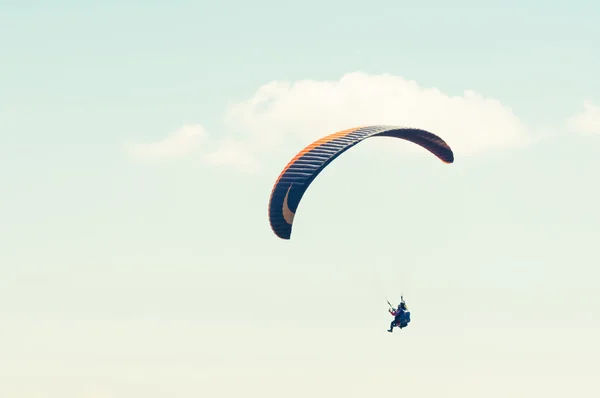 Paraglider genieten van de blauwe hemel of zonnige dag — Stockfoto