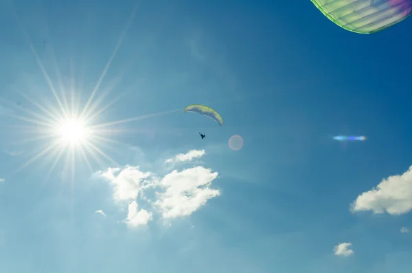 Nap nézetben két siklóernyőket a kék égen — Stock Fotó