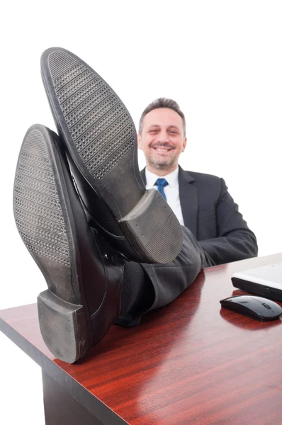 Ontspannen zakenman met voeten op het Bureau — Stockfoto