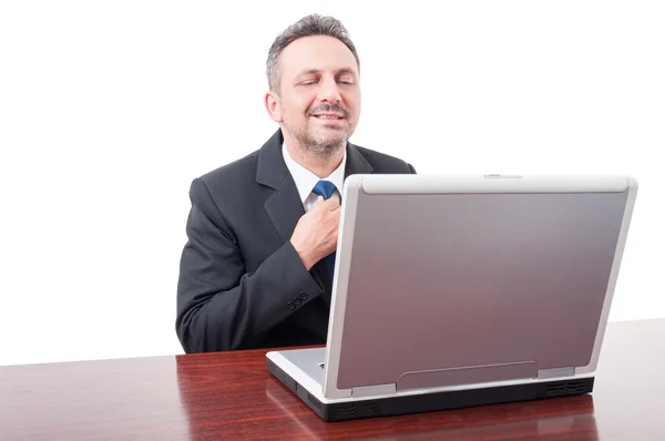 Selbstbewusster Manager passt Krawatte an — Stockfoto