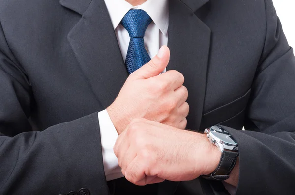 Primer plano del hombre de negocios ajustando su camisa — Foto de Stock