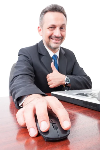 Glimlachende zakenman werkt aan laptop — Stockfoto