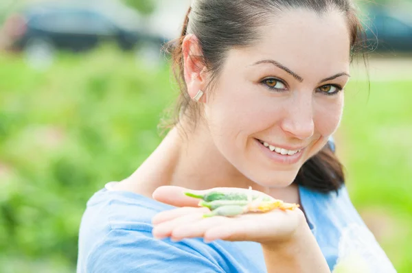Mooie boerderij dame houdt van kleine rijp komkommers — Stockfoto