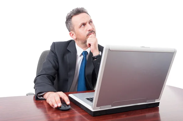 Seriöses Maklerdenken im Büro — Stockfoto