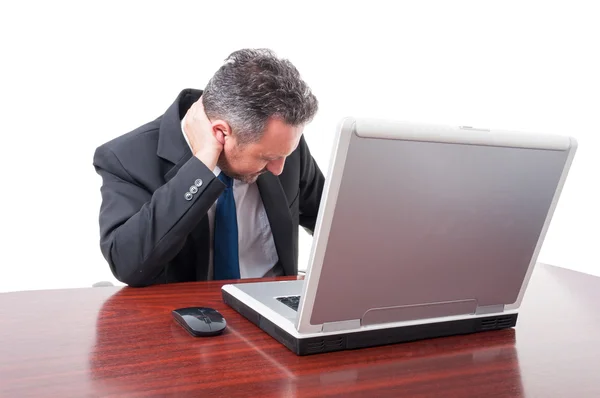 Erschöpfter Manager im Büro hat Nackenschmerzen — Stockfoto
