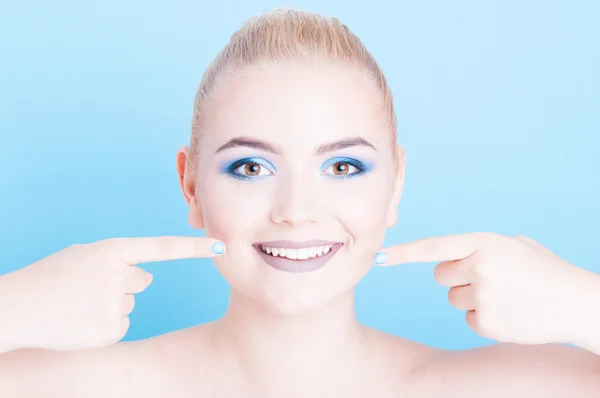 Schönes Mädchen mit coolem Make-up, das ihr Lächeln zeigt — Stockfoto