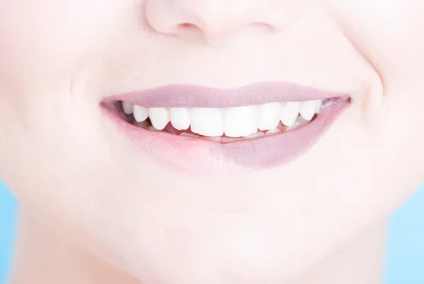 Primo piano di labbra con trucco di rossetto mezzo — Foto Stock