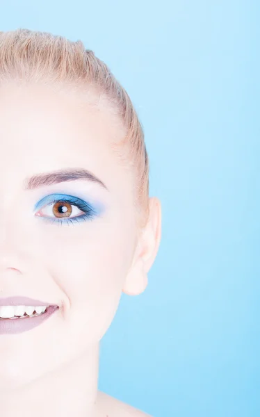 色化粧の女の子の半分の顔クローズ アップ — ストック写真