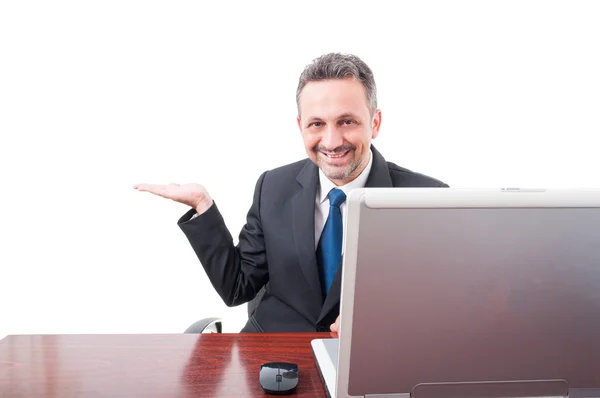 Young businessman showing empty copyspace — Stock Photo, Image