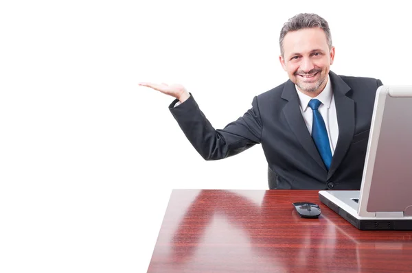 Gerente sonriente feliz mostrando algo o espacio de copia en blanco —  Fotos de Stock