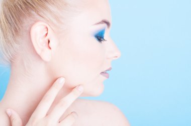 Eşleşen tırnaklar ve makyaj giyen kız yan görünümü