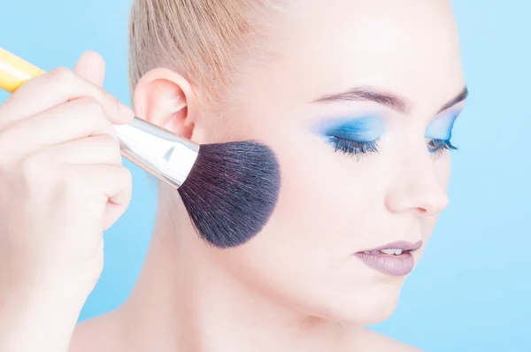 Gros plan de la fille avec brosse à maquillage tendance — Photo