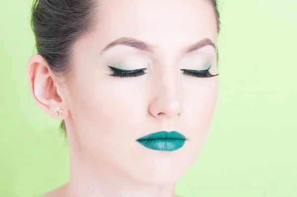 Retrato de niña posando con maquillaje de moda profesional — Foto de Stock