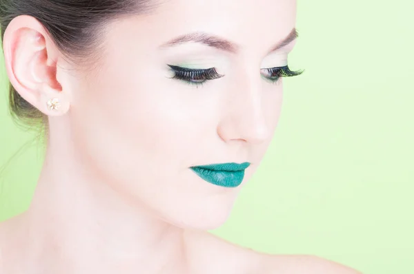 Primer plano de la mujer posando con maquillaje verde de moda profesional — Foto de Stock