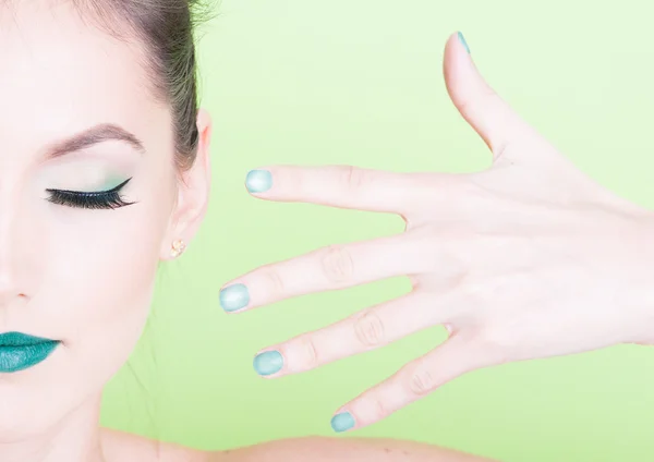 Primer plano de maquillaje verde profesional con uñas a juego — Foto de Stock