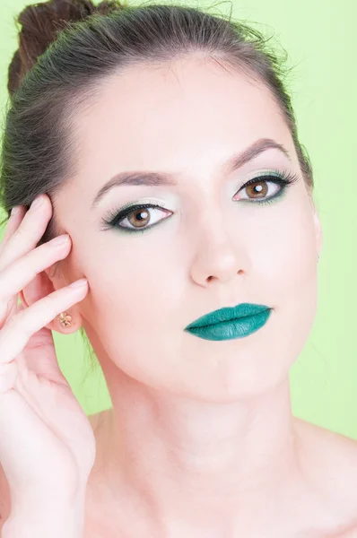 Retrato de mujer posando con maquillaje profesional de moda — Foto de Stock