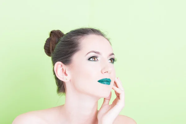 Menina posando como conceito de maquiagem profissional de beleza — Fotografia de Stock