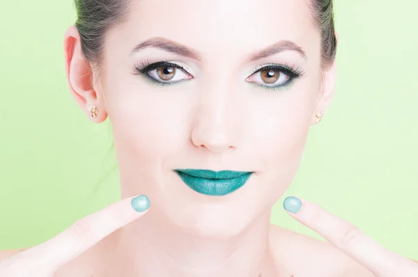 Woman pointing her lips wearing professional glamorous make-up — Stok fotoğraf
