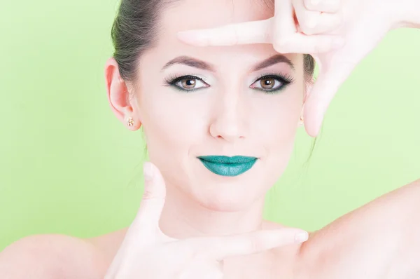 Mujer posando con maquillaje de moda profesional y gesto de victoria — Foto de Stock