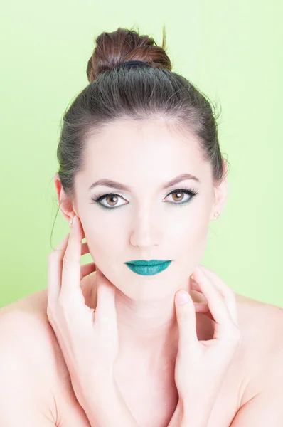 Retrato de mulher posando com maquiagem profissional na moda — Fotografia de Stock