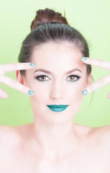 Chica posando con maquillaje de moda profesional y gesto de victoria — Foto de Stock
