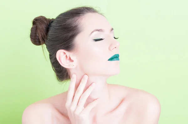 Retrato de dama posando con maquillaje profesional de moda — Foto de Stock