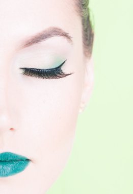 Yarım yüz profesyonel yeşil renkli makyaj Close-Up