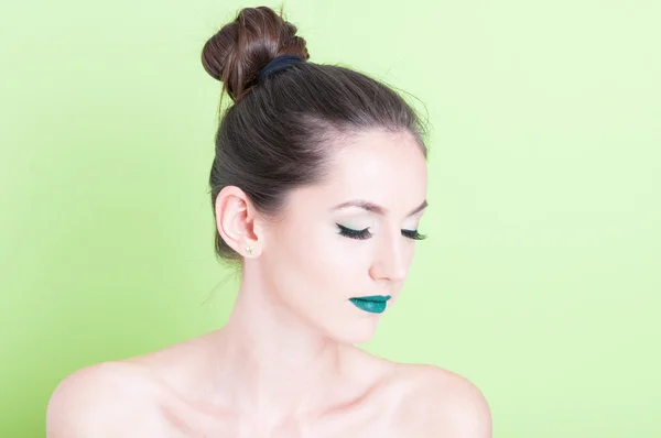 Жінка позує з професійним зеленим модним макіяжем — стокове фото
