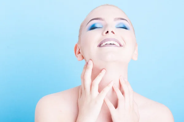 Menina posando com correspondência azul make-up e polonês — Fotografia de Stock