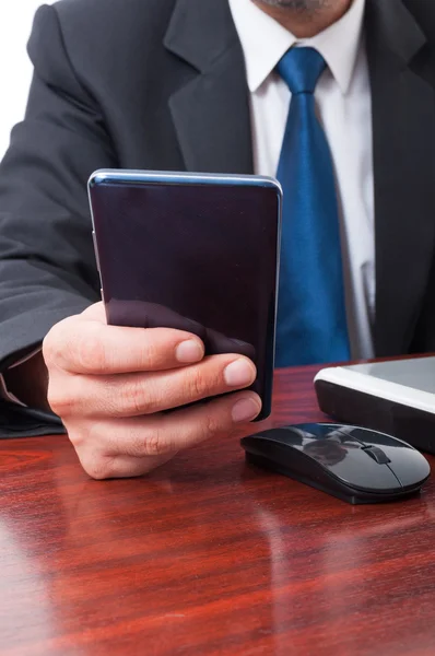 Succesvolle zakenman te typen op mobiel in close-up — Stockfoto