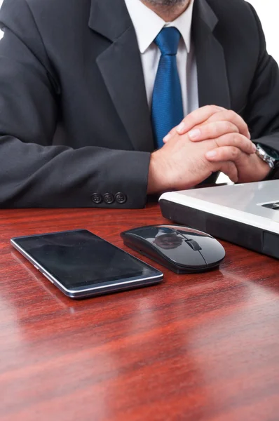 Primer plano del teléfono móvil de hombre de negocios — Foto de Stock