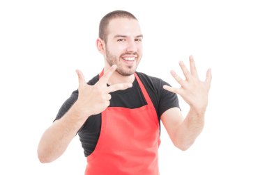 Sekiz parmak gösterilen mutlu hipermarket satıcı