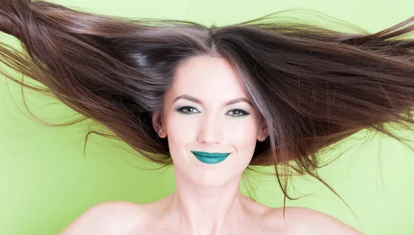 Κυρία που ποζάρει με τα μαλλιά επάνω ως έννοια της ομορφιάς — Φωτογραφία Αρχείου