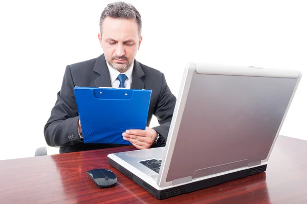 Erfolgreicher Geschäftsmann liest die Checkliste in der Zwischenablage — Stockfoto