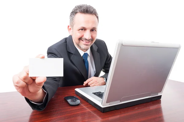 Hombre de negocios alegre sosteniendo la tarjeta de visita en blanco —  Fotos de Stock