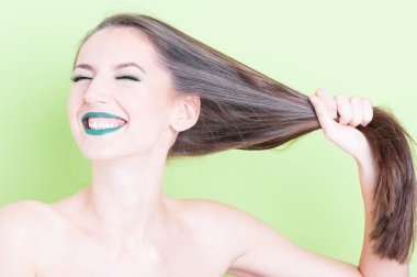 Oynak saç çekerek poz kız 