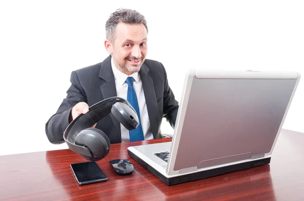 Lachende makelaar geven u zijn hoofdtelefoon — Stockfoto